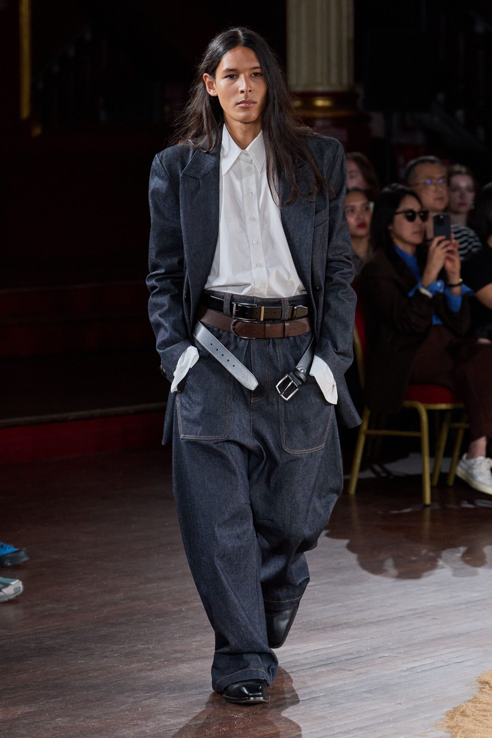 white long-sleeve collared buttoned shirt