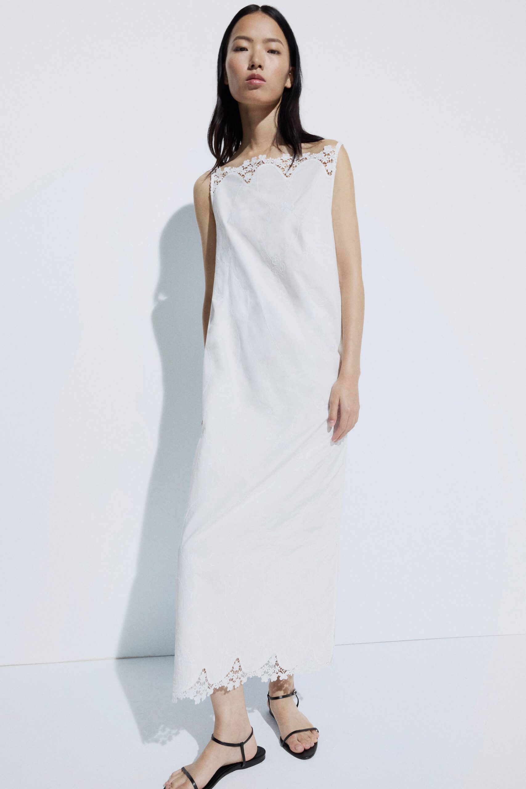 white unknown sleeveless boat-neck scalloped embroidered maxi maxi-dress