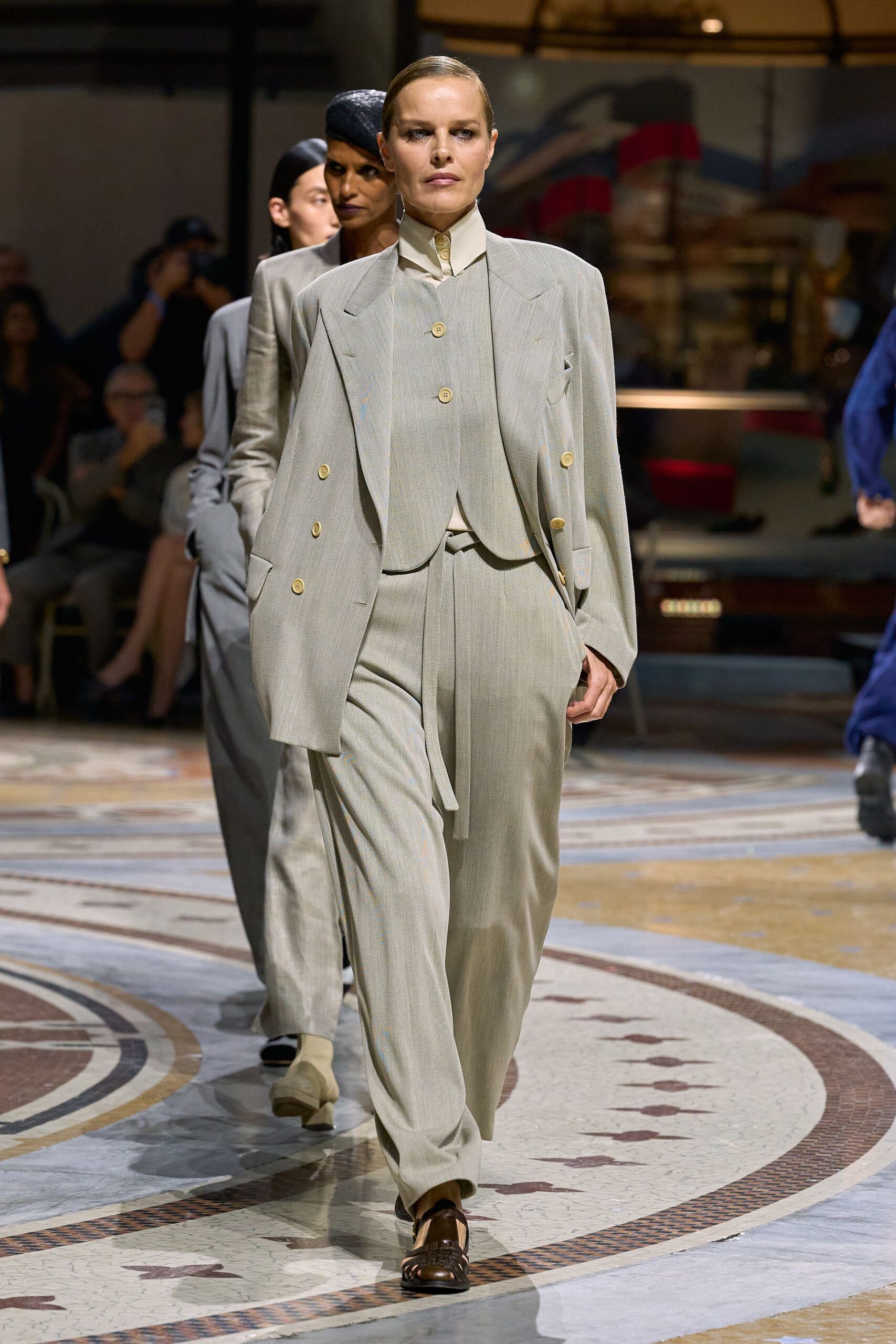 oversized layered beige tailoring