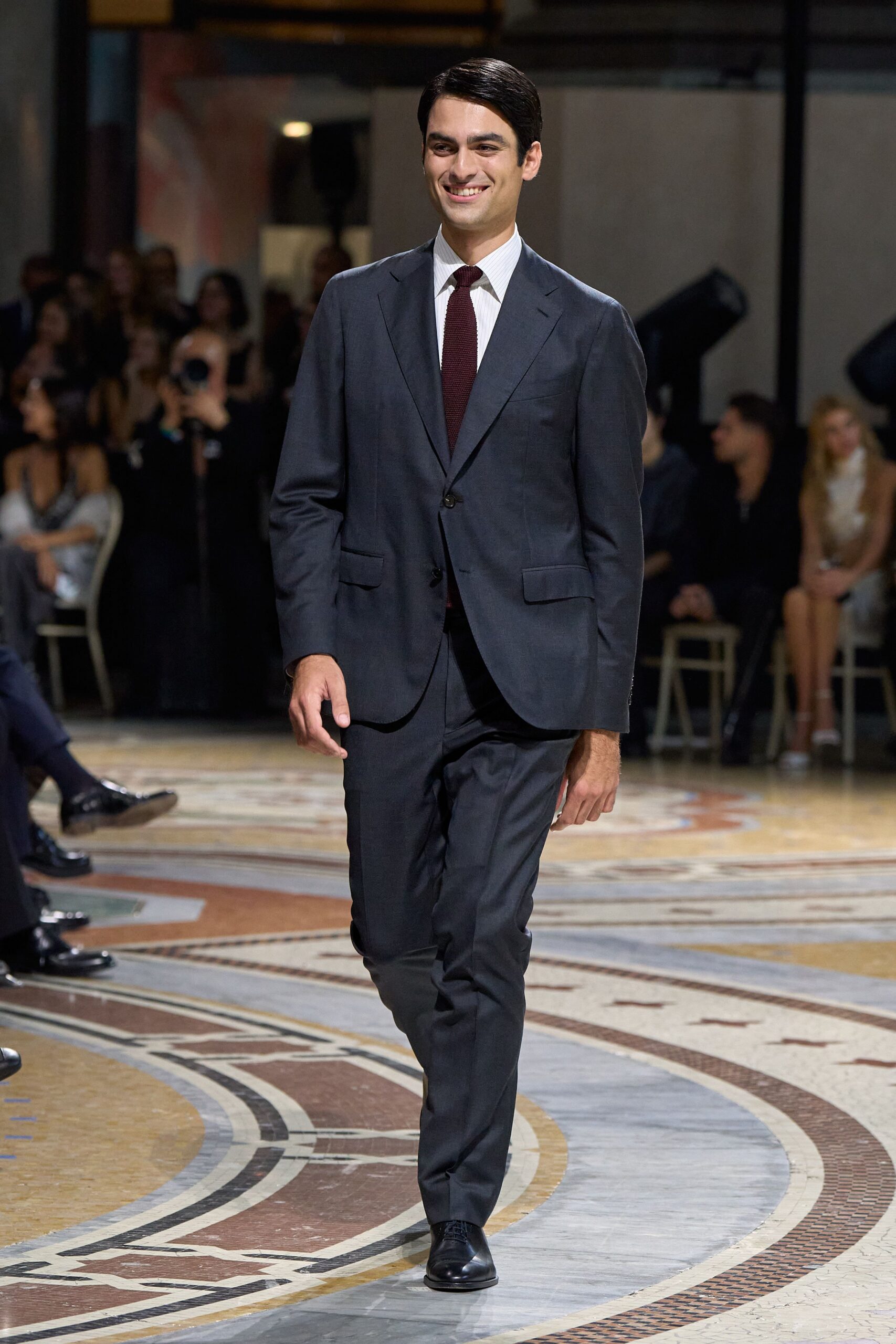gray tailored suit jacket