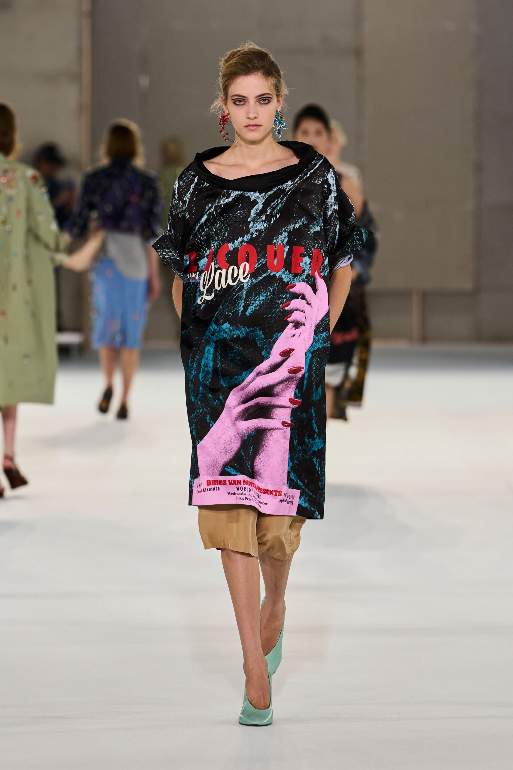 black short-sleeve boat-neck printed draped midi midi-dress