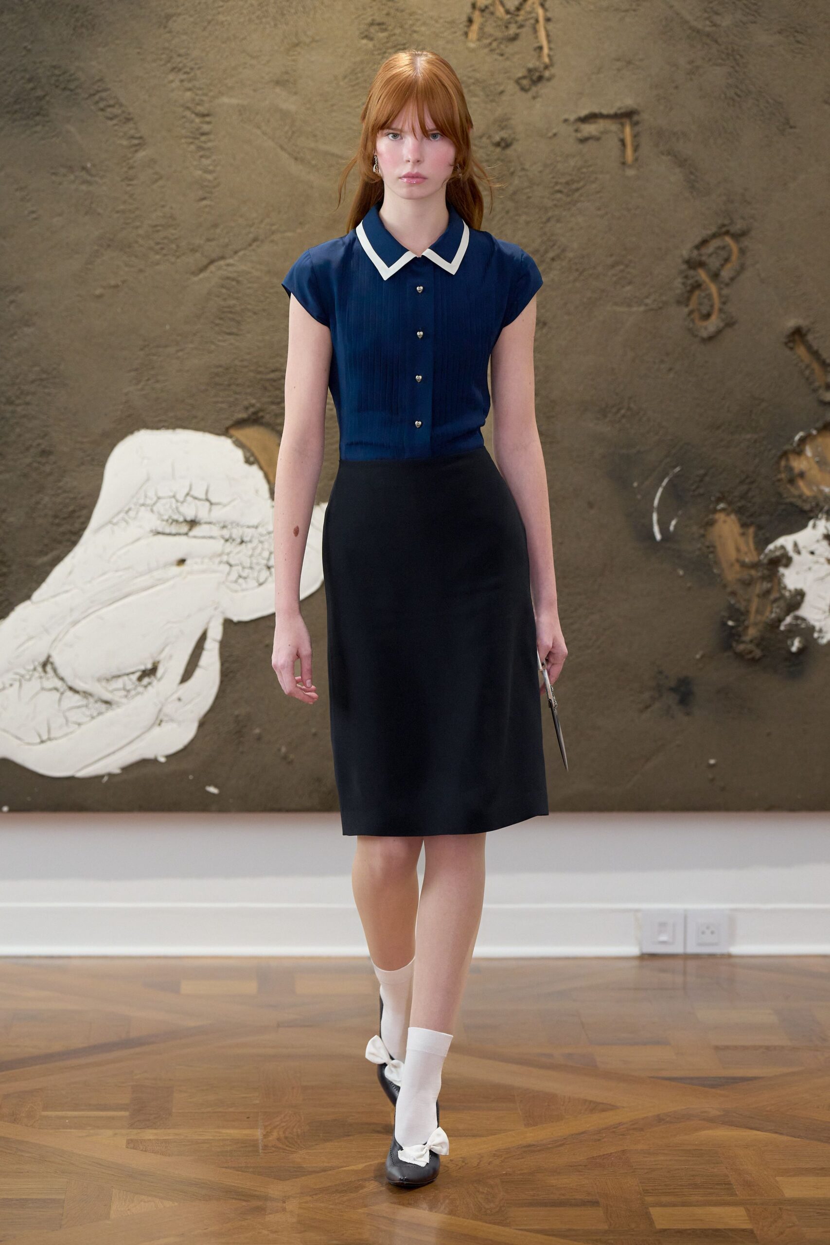 contrast-collar blue blouse