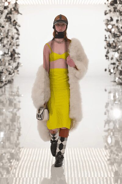 yellow sleeveless scoop-neck fitted cropped tank-top