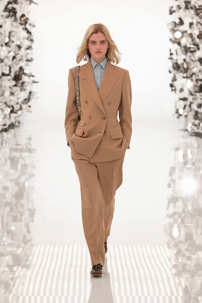 brown long-sleeve collared tailored buttoned pockets blazer