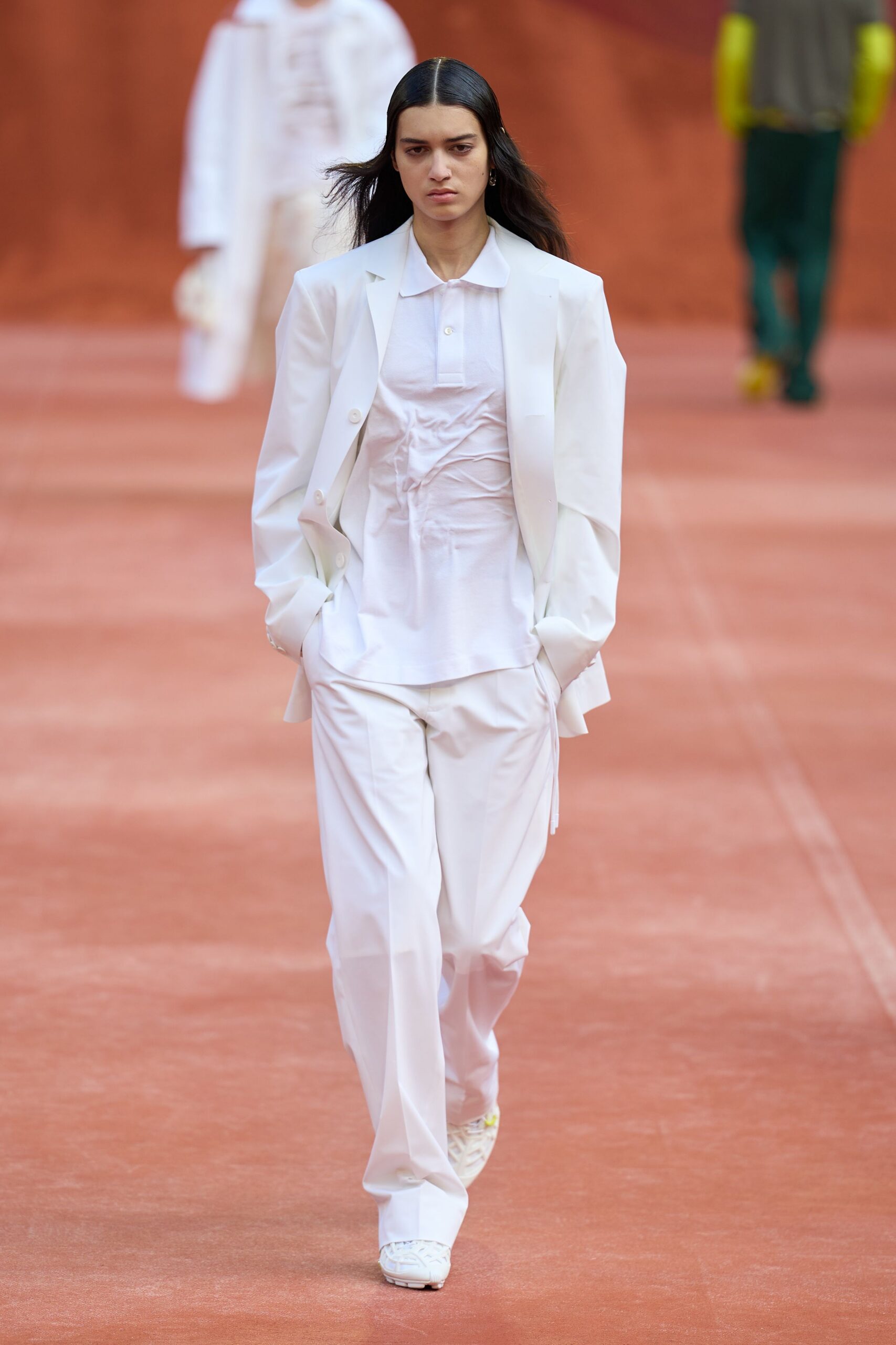 white long-sleeve collared oversized blazer