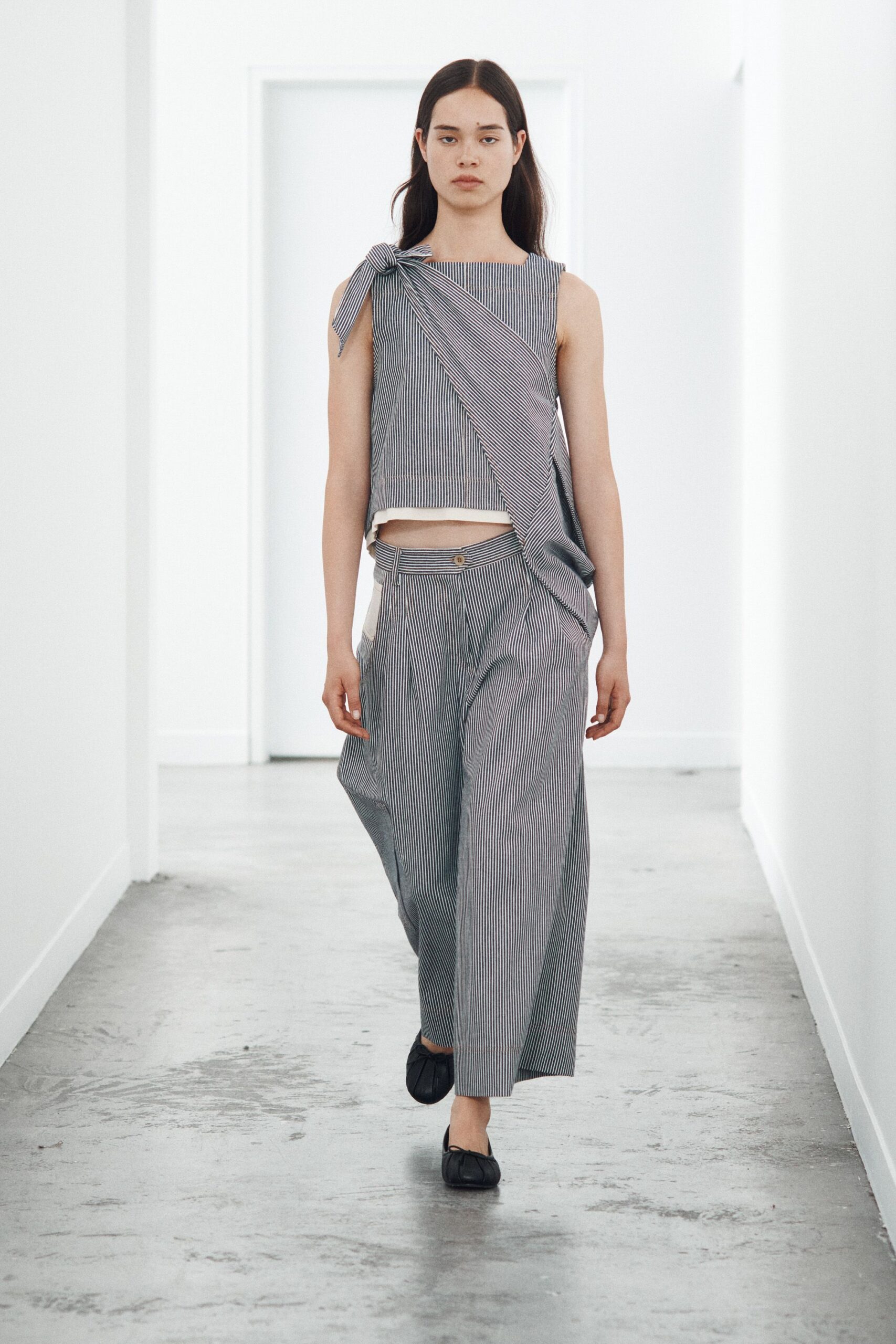 gray sleeveless boat-neck striped draped cropped top
