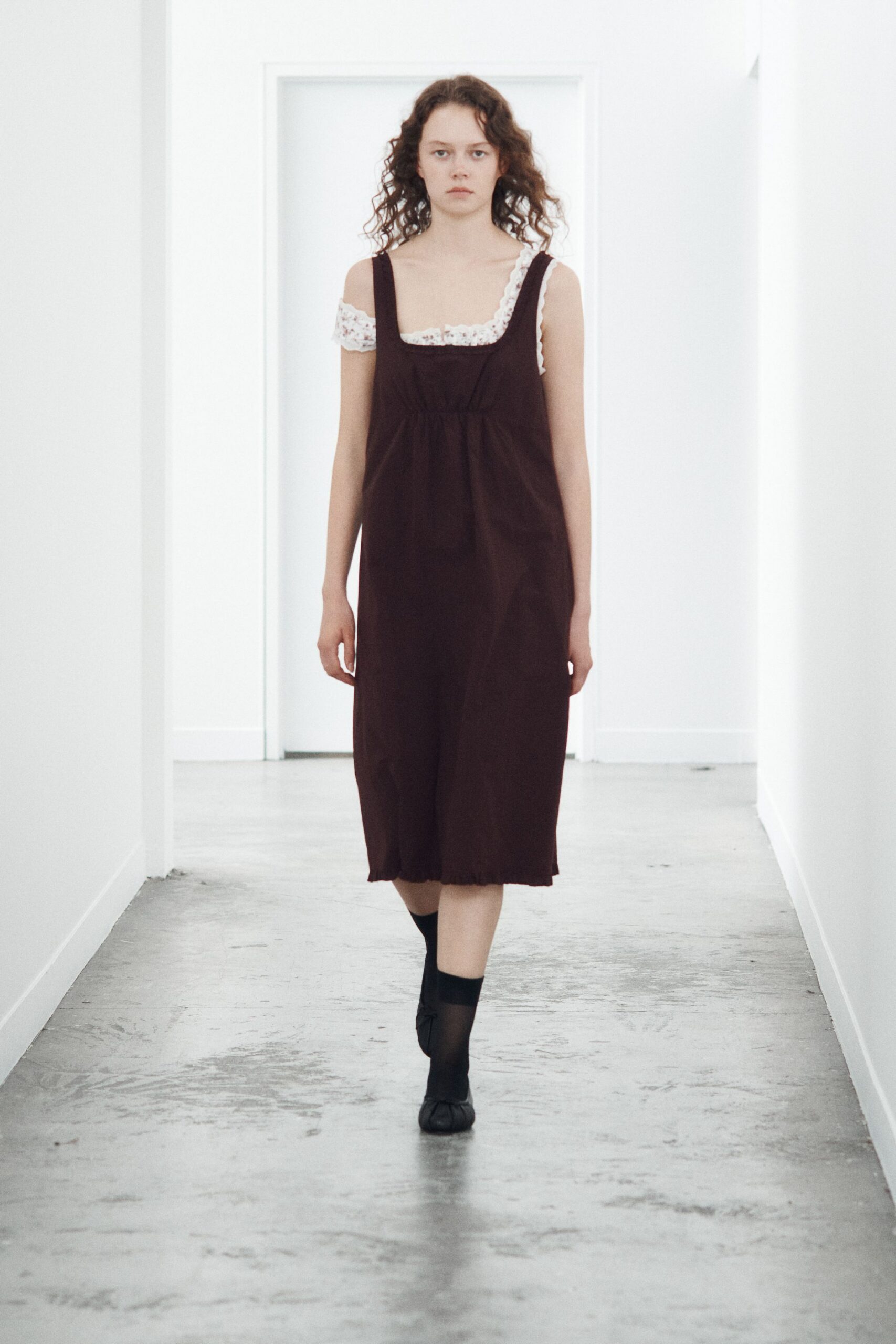 maroon sleeveless square-neck ruched flowing midi midi-dress