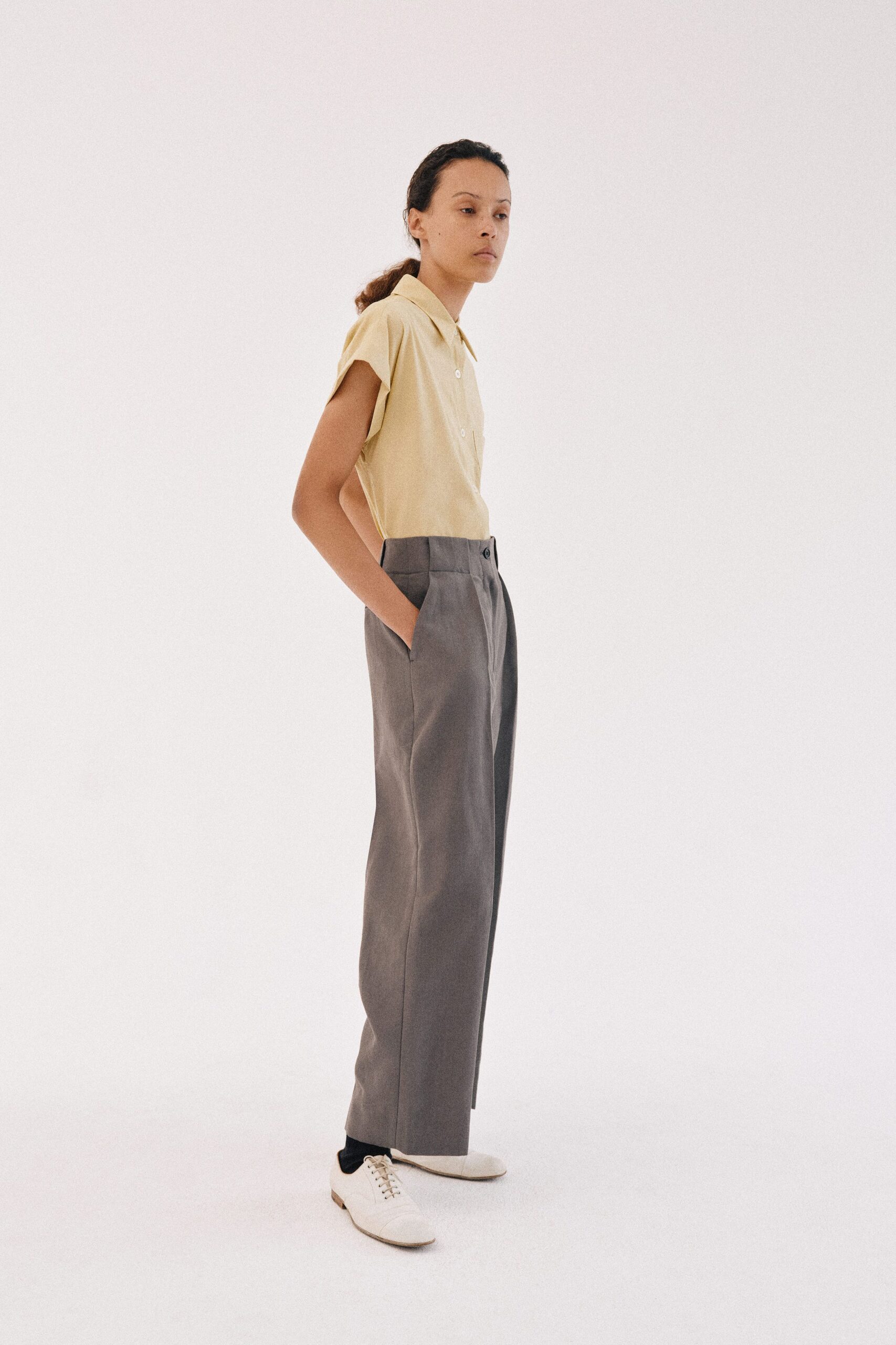 yellow collared short-sleeve buttoned shirt