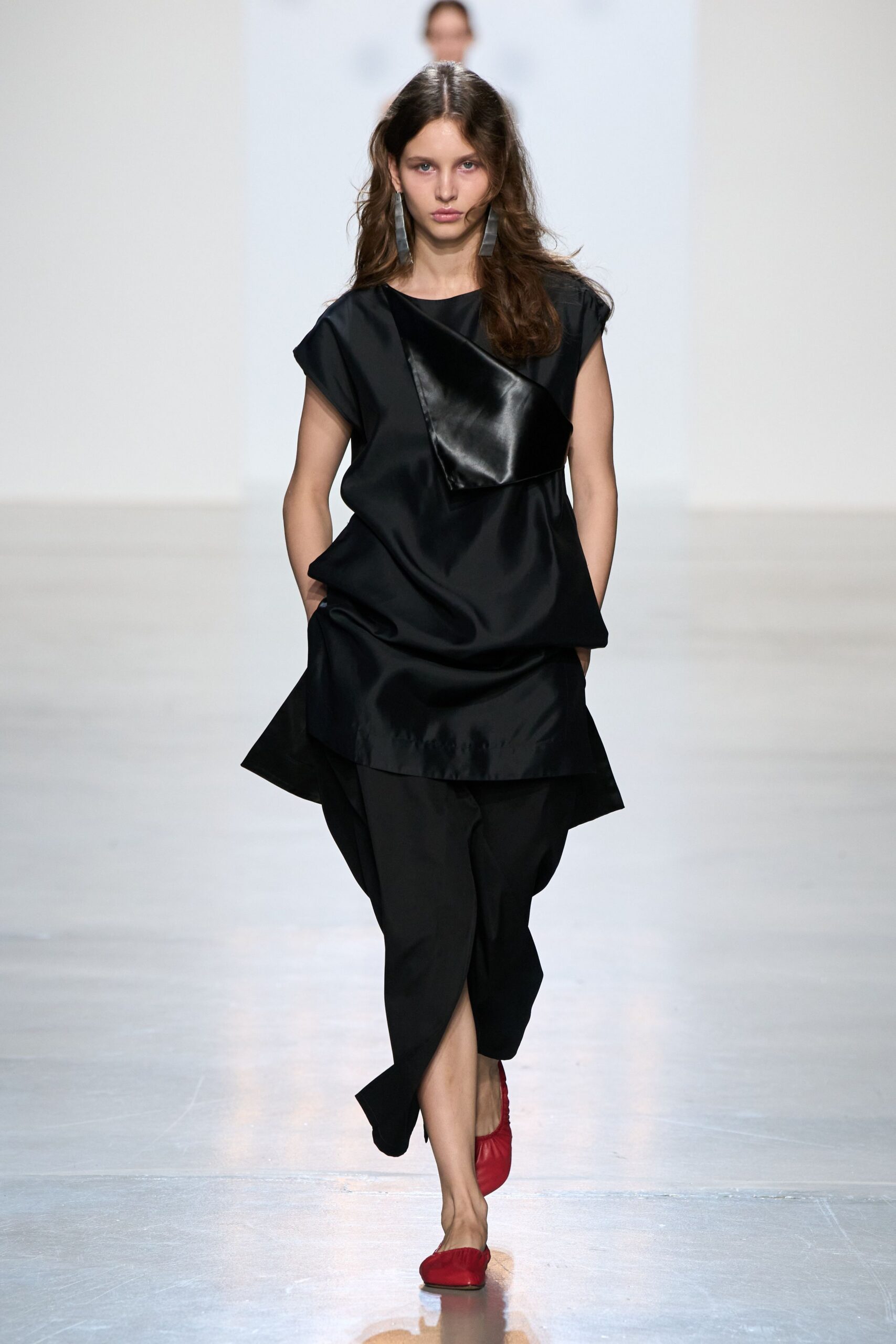 black satin short-sleeve boat-neck relaxed draped shiny dress