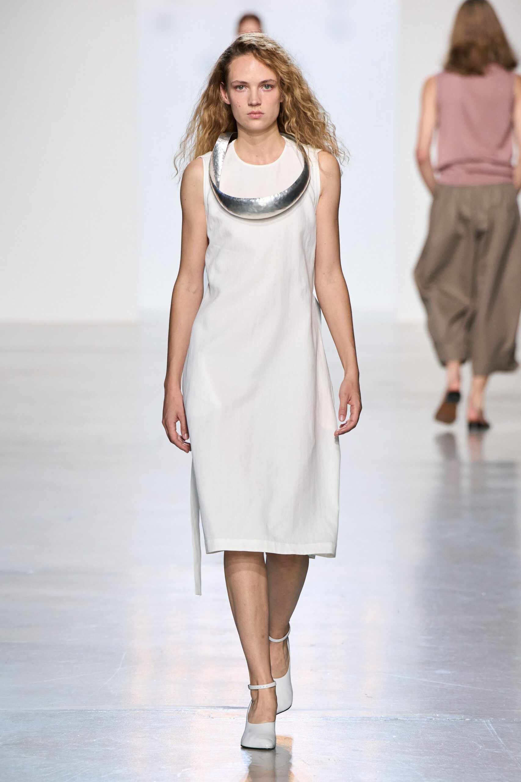 white sleeveless shift midi dress