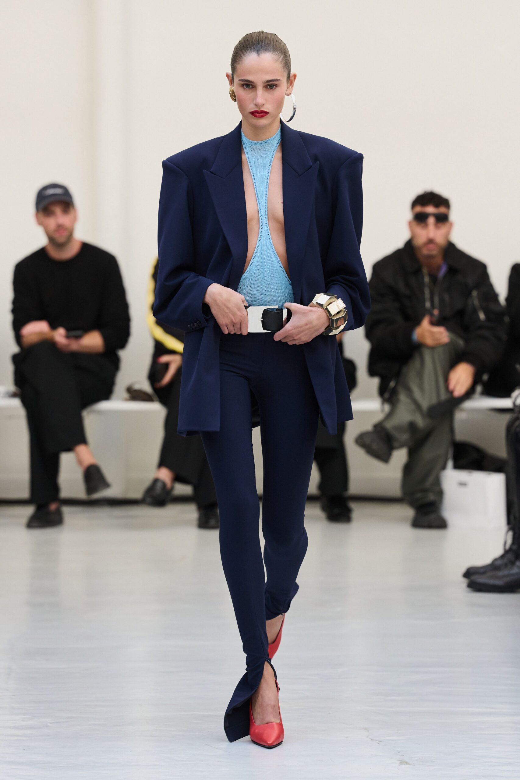 blue long-sleeve collared oversized blazer