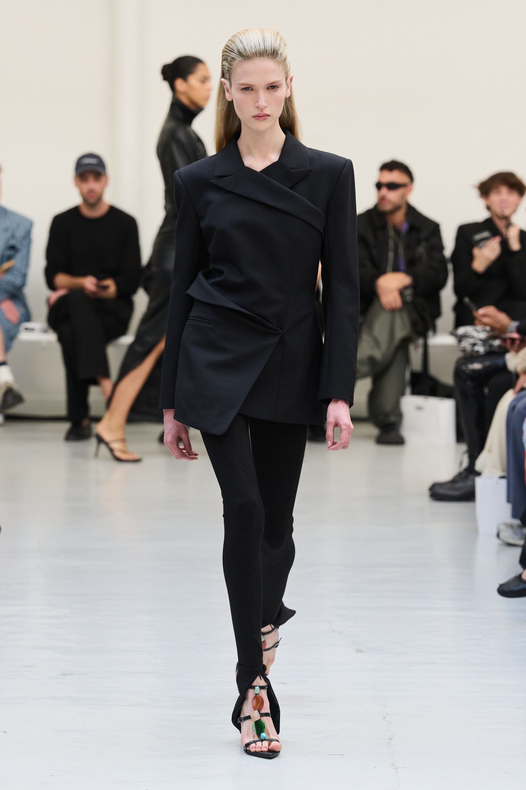 black long-sleeve collared structured draped blazer