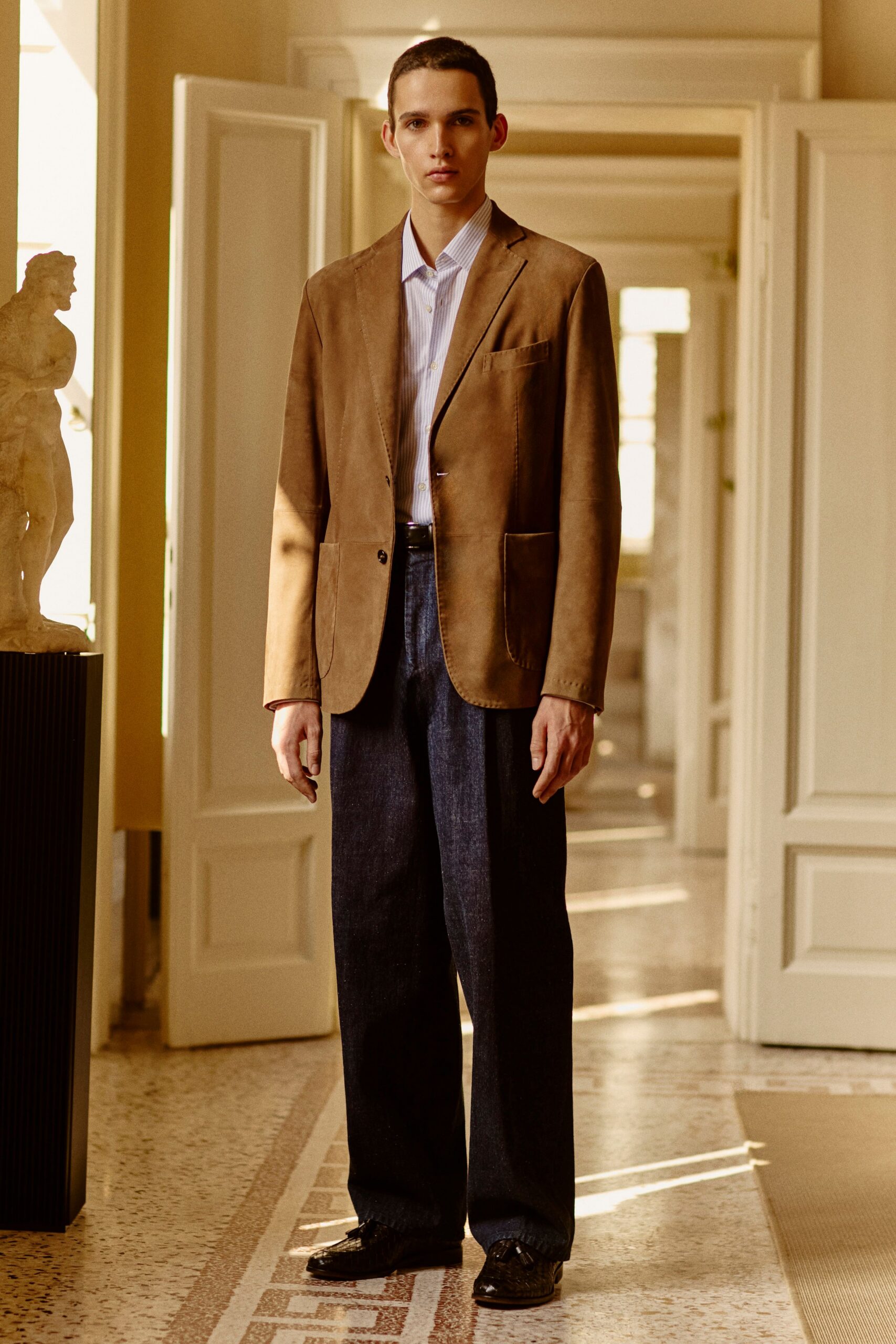 black leather flat-heel round-toe shiny flats