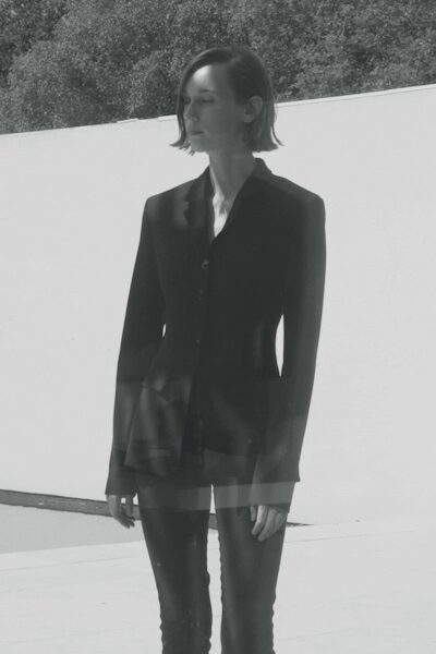 black long-sleeve collared tailored buttoned blazer