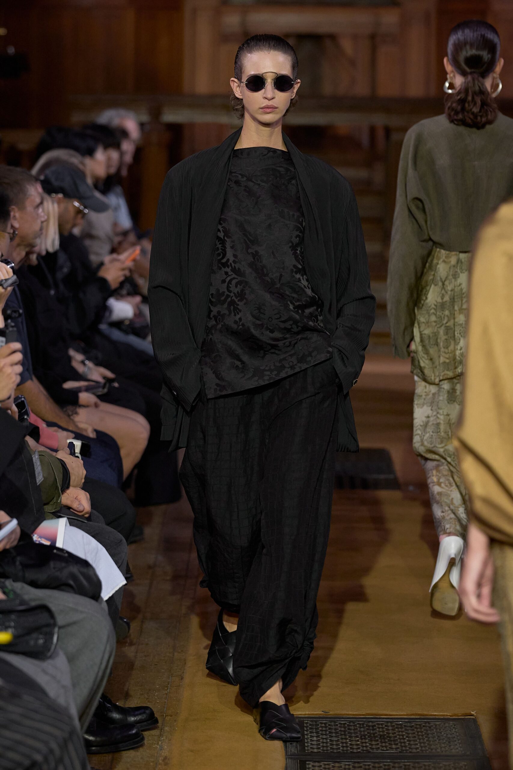 black open-front long-sleeve relaxed pleated flowing textured jacket