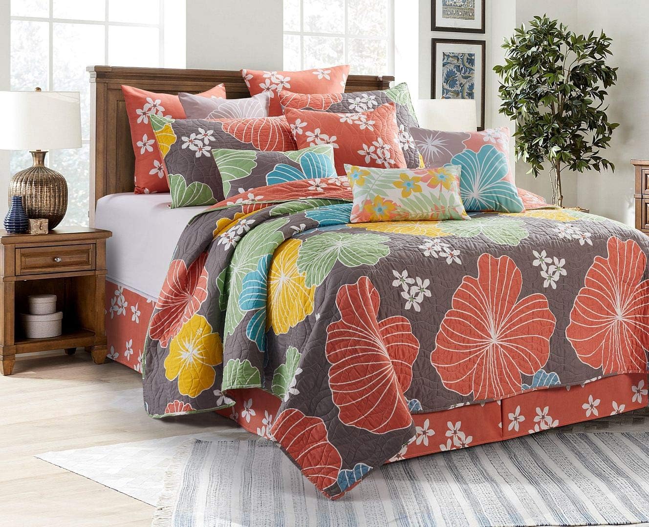 Virah Bella Quilt Bedding Set in Full/Queen Hibiscus Printed Lightweight Reversible Quilt with 2 Matching Pillow Shams - Cozy & Beautiful Contemporary-Themed Bedding