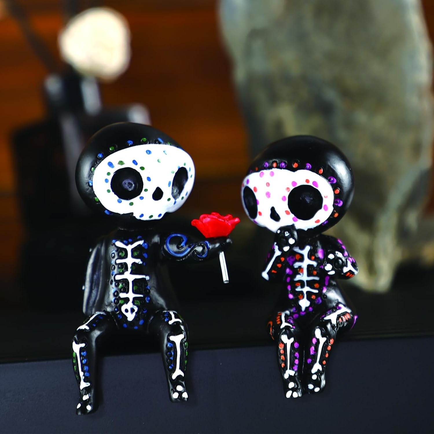 Sugar Skull Decor Couple Statue,Gothic Mexican Decor for Home Kitchen Bookshelf Figurine,Dia De Los Muertos Decorations Gifts for Women,Halloween Decor Alebrijes Adornos Para Sala Modernos Cuartos